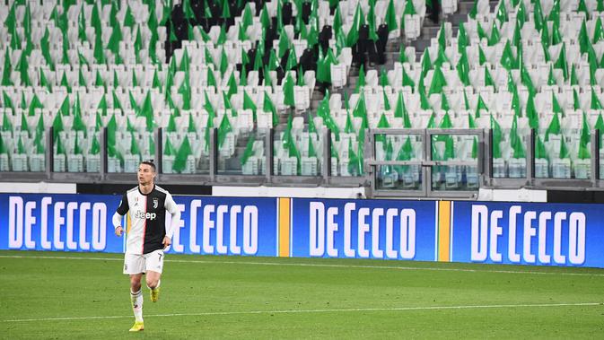 Bangku-bangku penonton di Stadion Alianz Arena, kosong saat Juventus menang 2-0 atas Inter Milan, Senin (9/3/2020) dini hari WIB. (Vincenzo PINTO / AFP)