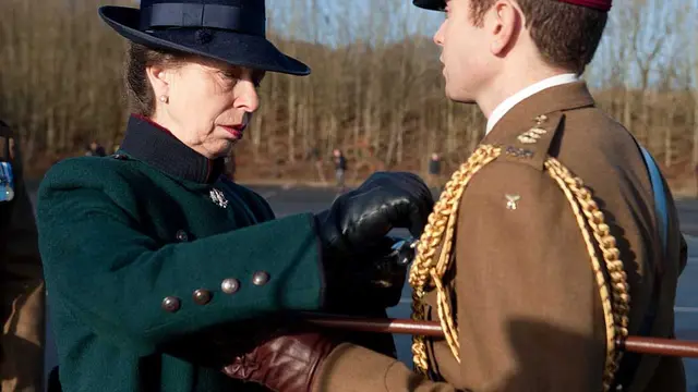 Putri Anne saat menyamatkan seorang prajurit Kerajaan Raja Hussar berupa medali setelah kembali dari tugas enam bulan di Provinsi Helmand, Afghanistan. (Foto: gov.uk via Wikimedia Commons)