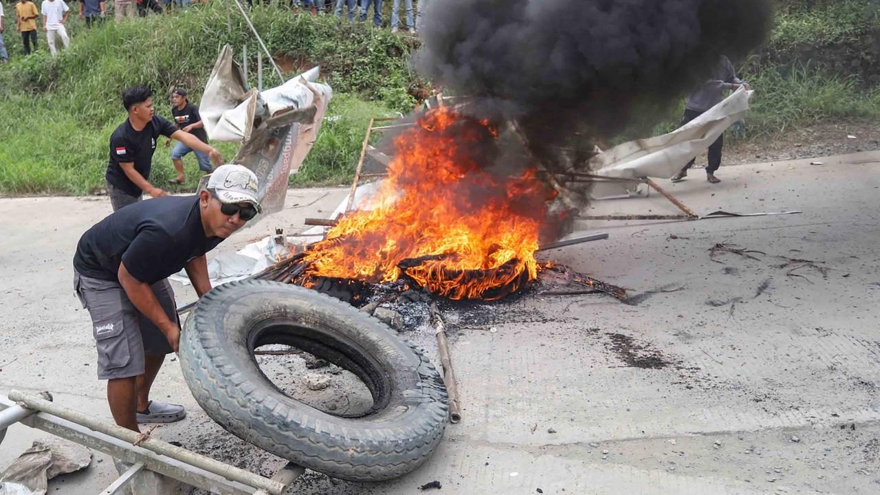 FOTO: Massa Bakar Ban, Tolak Penutupan Tambang Galian C di Bogor