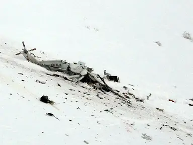 Sebuah helikopter penyelamat yang membawa tujuh orang jatuh di Italia, Selasa (24/1). Helikopter jatuh usai menyelamatkan pemain ski yang terluka di daerah ski Campo Felice. (AP Photo)