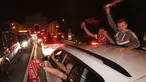 Pendukung Bayern Munchen merayakan kemenangan timnya meraih gelar juara Liga Champions setelah mengalahkan PSG pada final dimainkan di stadion Luz di Lisbon, Portugal di Munich, Jerman ,Minggu, (23/8/2020). Munchen menang 1-0 atas PSG.  (Felix H'rhager / DPA via AP)