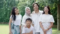 Potret Okie Agustina bersama 4 anaknya yang semakin dewasa (Sumber: Instagram/@okieagustina_)