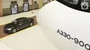 Mobil terbaru BMW Seri 7 Long Wheelbase menghiasi First Class Flying Experience dalam program penjualan inovatif dari THE NEW 7 dengan 120.000 poin GarudaMiles dan peluncuran Pesawat Garuda Indonesia Airbus 330-900 neo di Bandara Soetta Tangerang, (27/11/2019). (Liputan6.com/HO/Ismail)