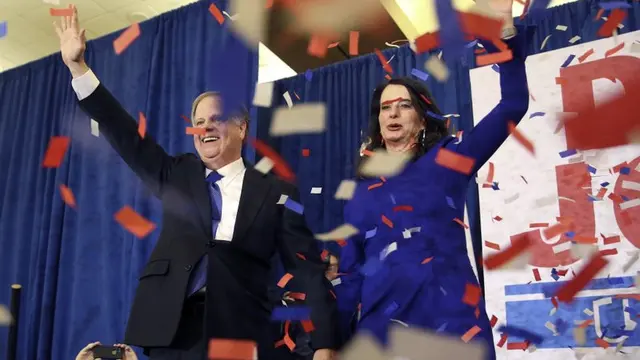 (Kiri) Senator Terpilih Alabama, Doug Jones (AP)