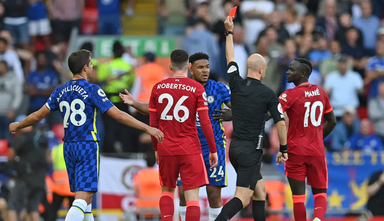 Reece James. Bek kanan Chelsea ini mendapat kartu merah langsung akibat handball di muka gawang di masa injury time babak pertama saat dijamu Liverpool di pekan ke-3 Liga Inggris 2021/2022, 28 Agustus 2021. Aksinya juga diganjar hukuman penalti dalam laga yang berakhir 1-1. (AFP/Paul Ellis)