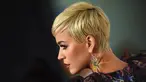 Penyanyi Katy Perry berpose saat tiba menghadiri pesta Gala Musicares Person of The Year 2019 di Los Angeles, AS (8/2). Katy Perry tampil menawan mengenakan gaun hitam bermotif kembang dengan belahan hingga paha terbuka. (AFP Photo/Valerie Macon)