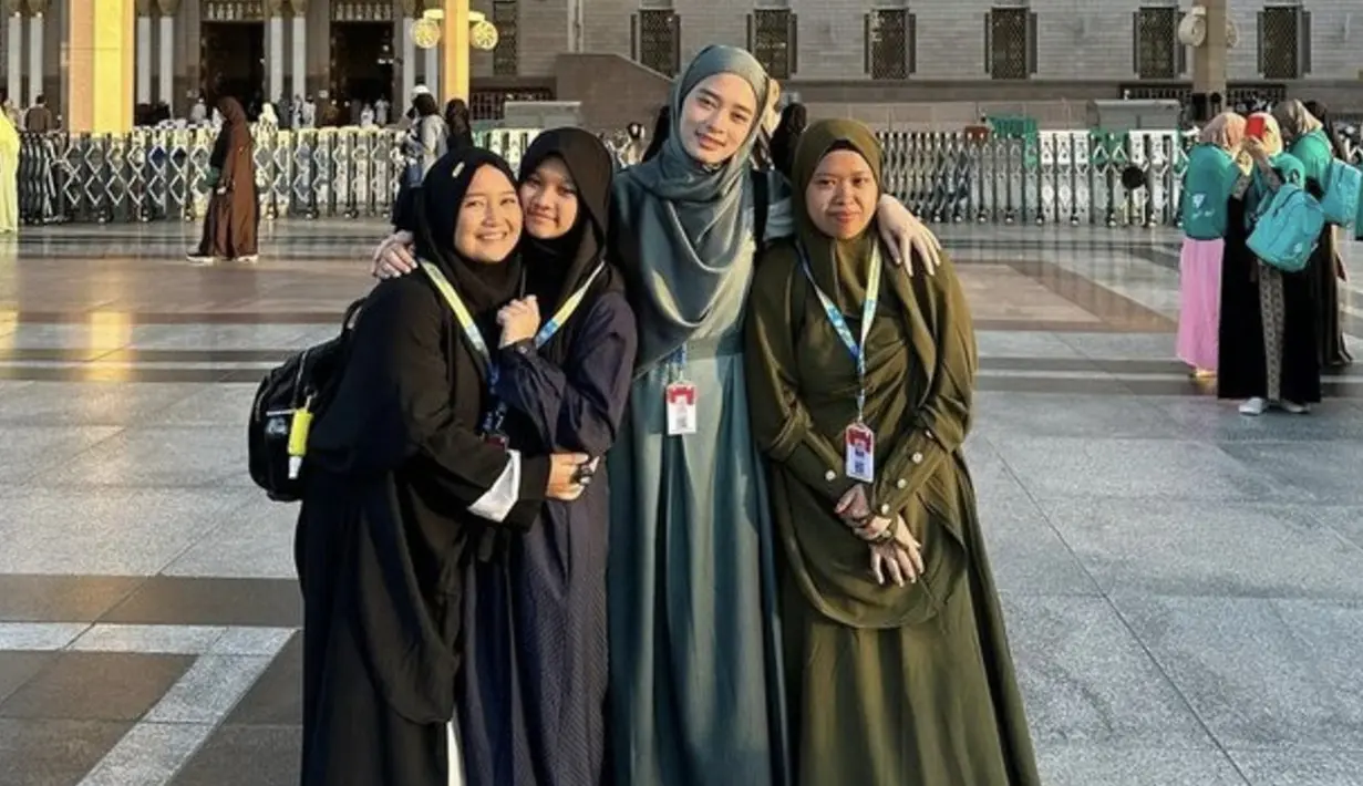 Ia tampil begitu effortless dengan abaya bernuansa hijau.