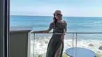 Memanfaatkan momen liburan musim panas tahun 2019, Nia Ramadhani dan keluarga memilih untuk berlibur ke California. Dalam kunjungannya ke Pantai Malibu, Nia Ramadhani tampak memesona dalam balutan dress dengan model high slit yang memamerkan kaki jenjang miliknya. (Liputan6.com/IG/@ramadhaniabakrie)