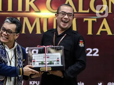 Ketua Komisi Pemilihan Umum (KPU) Hasyim Asy'ari (kanan) memberikan Cindera Mata kepada Ketua Umum Partai Garuda Ahmad Ridha Sabana saat Pendaftaran Partai Politik Calon Peserta Pemilu tahun 2024 di Kantor KPU, Jakarta, Rabu (3/8/2022). Hari ketiga pendaftaran, Partai Garuda menjadi partai politik kesebelas yang mendaftarkan diri untuk calon peserta Pemilu tahun 2024. (Liputan6.com/Johan Tallo)