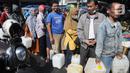 Warga yang mayoritas pedagang antre untuk membeli minyak goreng curah pada distributor di Jalan MA Salmun, Bogor, Kamis (31/3/20222). Antrean yang sudah terjadi sudah lebih dari dua pekan ini menurut pedagang disebabkan sulitnya mencari minyak goreng curah di Kota Bogor. (merdeka.com/Arie Basuki)