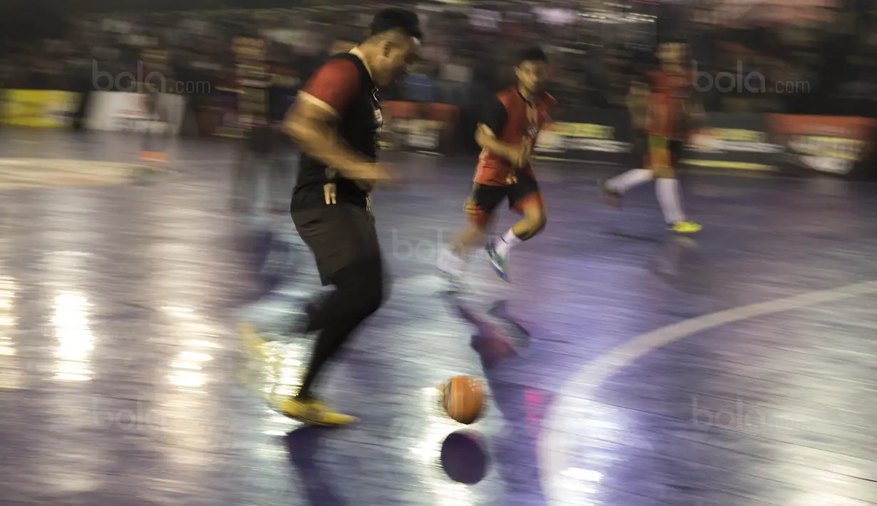 Suasana laga eksebisi Selebriti FC pada Grand Final Super Soccer Futsal Battle 2017 di Bintaro Xchange, Tangerang, Minggu (22/10/2017). Sebanyak 24 tim terbaik bersaing ketat untuk menjadi yang terbaik. (Bola.com/Vitalis Yogi Trisna)