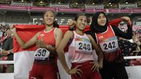 Pelari Indonesia, Putri Aulia, Ni Made Arianti, Endang Sari Sitorus, melakukan selebrasi usai menjuarai lari 100M T13 pada Asian Para Games di SUGBK, Jakarta, Rabu (10/10/2018). Indonesia meraih memborong tiga mendali. (Bola.com/M Iqbal Ichsan)