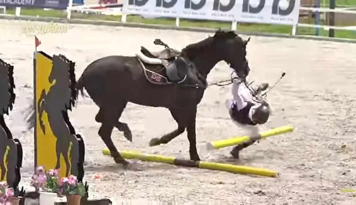 Aisha saat terpental dan jatuh dari kuda yang ditunggangi. Meski berulang kali jatuh, Aisha tampak tetap semangat mengikuti perlombaan. [Youtube/deHakims channel]