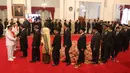 Syamsuar-Edy Natar Nasution (kiri) mendapat selamat dari tamu undangan saat dilantik menjadi Gubernur dan Wakil Gubernur Riau periode 2019-2024 di Istana Negara, Jakarta, Rabu (20/2). (Liputan6.com/Angga Yuniar)