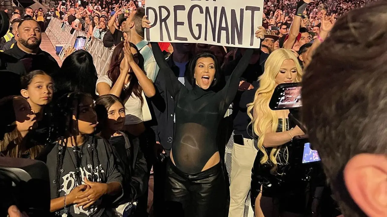 Kourtney Kardashian Umumkan Kehamilan di Konser Blink-182, Warganet Tuding Cari Sensasi