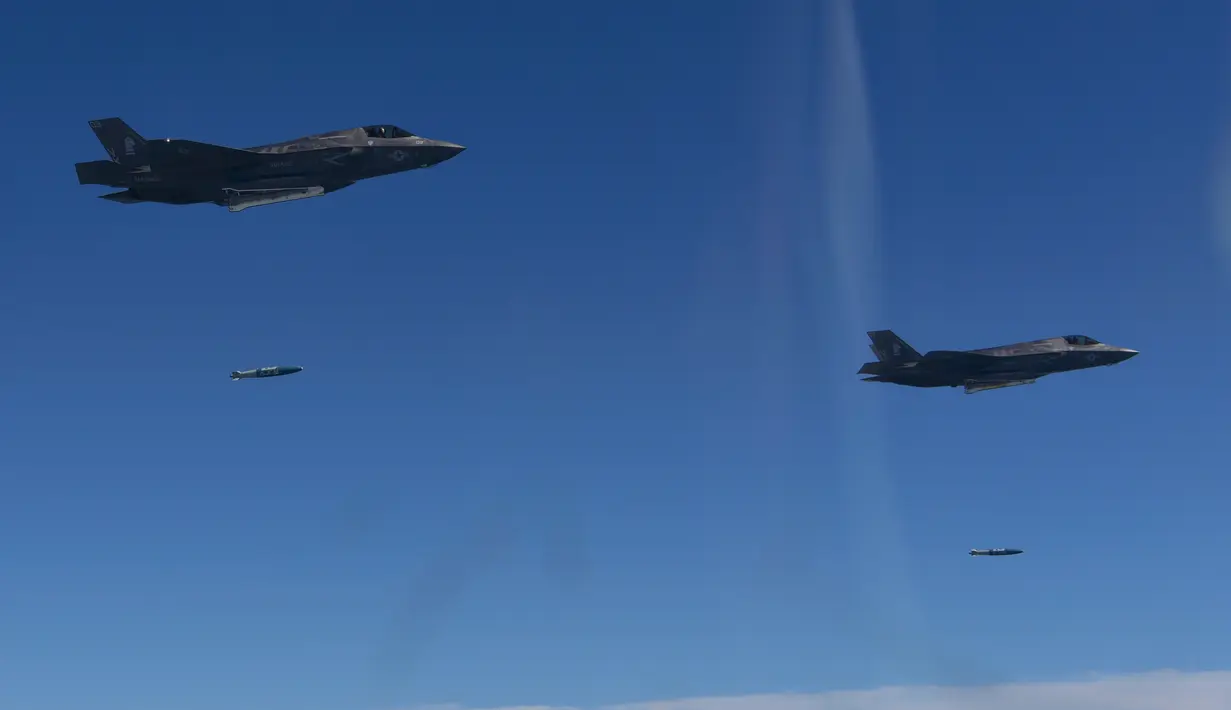 Jet tempur Angkatan Udara AS F-35 menjatuhkan bom di atas Semenanjung Korea, Korea Selatan (31/8). (South Korea Defense Ministry via AP)