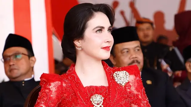 Potret Arumi Bachsin kenakan kebaya merah