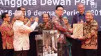 Ketua Dewan Pers periode 2016-2019, Yosep Stanley Adi Prasetyo (ketiga kanan) menyerahkan memori tugas kepada Ketua Dewan Pers periode 2019-2022, Mohammad Nuh (kanan) saat acara Pisah Sambut Anggota Dewan Pers di Jakarta, Rabu (12/6/2019). (Liputan6.com/Helmi Fithriansyah)