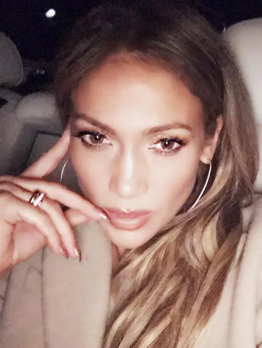 Kabar ini muncul ketika JLo menunggah foto saat dirinya mengenakan cincin dan anting mewah yang berlapiskan emas putih dan berlian di akun Instagramnya. Tersiar rumor, perhiasan itu merupakan hadiah tahun baru dari Drake. (Instagram/Jlo)