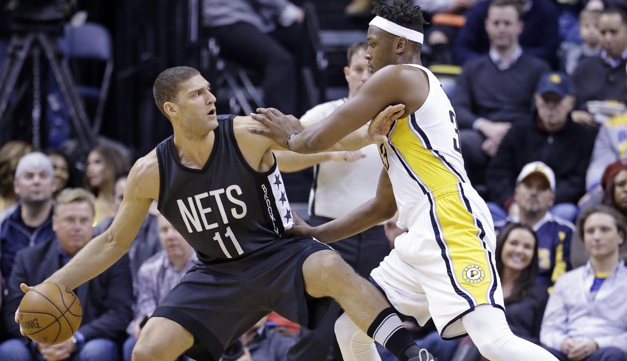 Pemain Brooklyn Nets, Brook Lopez (kiri) mencoba menerobos pertahanan pemain Indiana Pacers, Myles Turner (kanan) pada laga lanjutan NBA di  Bankers Life Fieldhouse, Indianapolis, (5/1/2017).  Pacers menang 121-109. (AP/Michael Conroy)