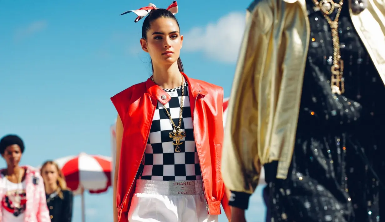 Koleksinya menampilkan motif kotak-kotak yang terinspirasi dari start flag sebagai daya tarik utama. [Dok/Chanel].