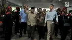 Calon Presiden nomor urut 02 Prabowo Subianto didampingi Presiden Konfederasi Serikat Pekerja Indonesia (KSPI) Said Iqbal saat tiba untuk menghadiri peringatan HUT ke-20 KSPI di Jakarta, Rabu (6/2). (Merdeka.com/Iqbal S. Nugroho)