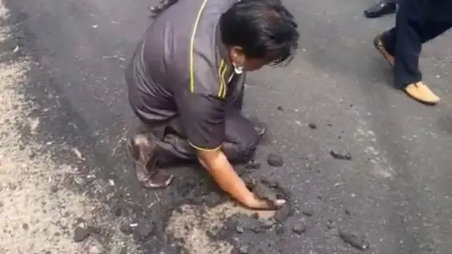 Viral Anggota DPRD Muara Enim Keruk Jalan Aspal Pakai Tangan Kosong