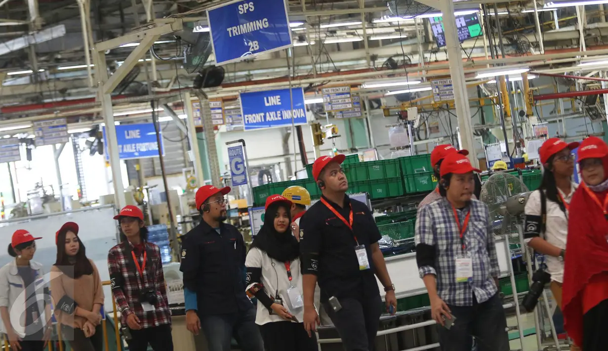 Para peserta Campus CJ Edutrip saat berkunjung ke tempat pembuatan mobil Toyota Fortuner dan Innova di TMMIN Karawang Plant 1, Jawa Barat, Kamis (23/2). (Liputan6.com/Immanuel Antonius)