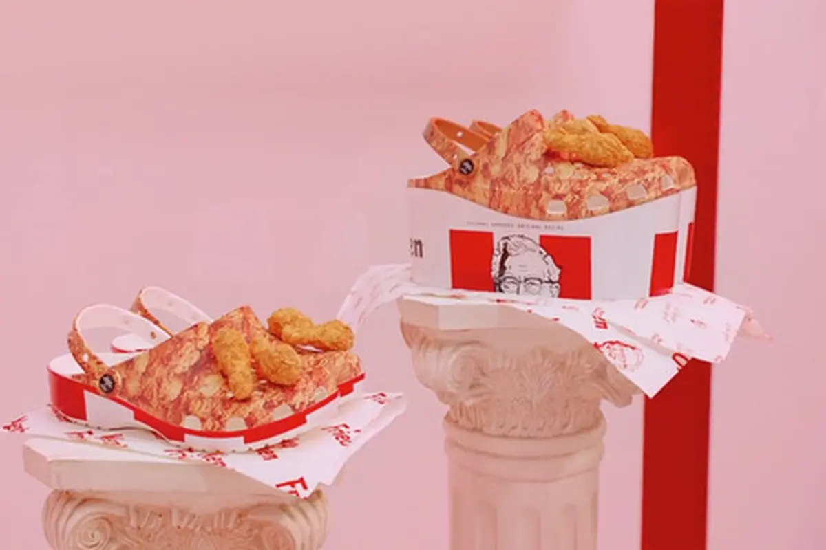 Menikmati Lezatnya Ayam KFC dalam Koleksi Crocs di New York Fashion Week 2020