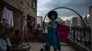 Seorang wanita bermain hula hoop di teras gedung 'Ocupa Ouvidor 63' di Sao Paulo, Brasil (28/6). Dapat dikatakan gedung tersebut kini menjadi salah satu  pusat seni di kota Sao Paulo. (AFP Photo/Nelson Almeida)