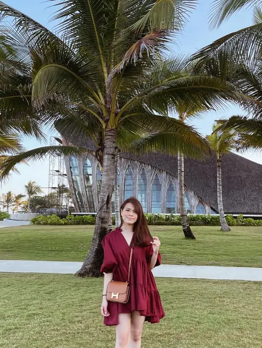 Sejumlah potret OOTD yang dibagikan-nya juga memperlihatkan deretan koleksi tas mahal-nya.