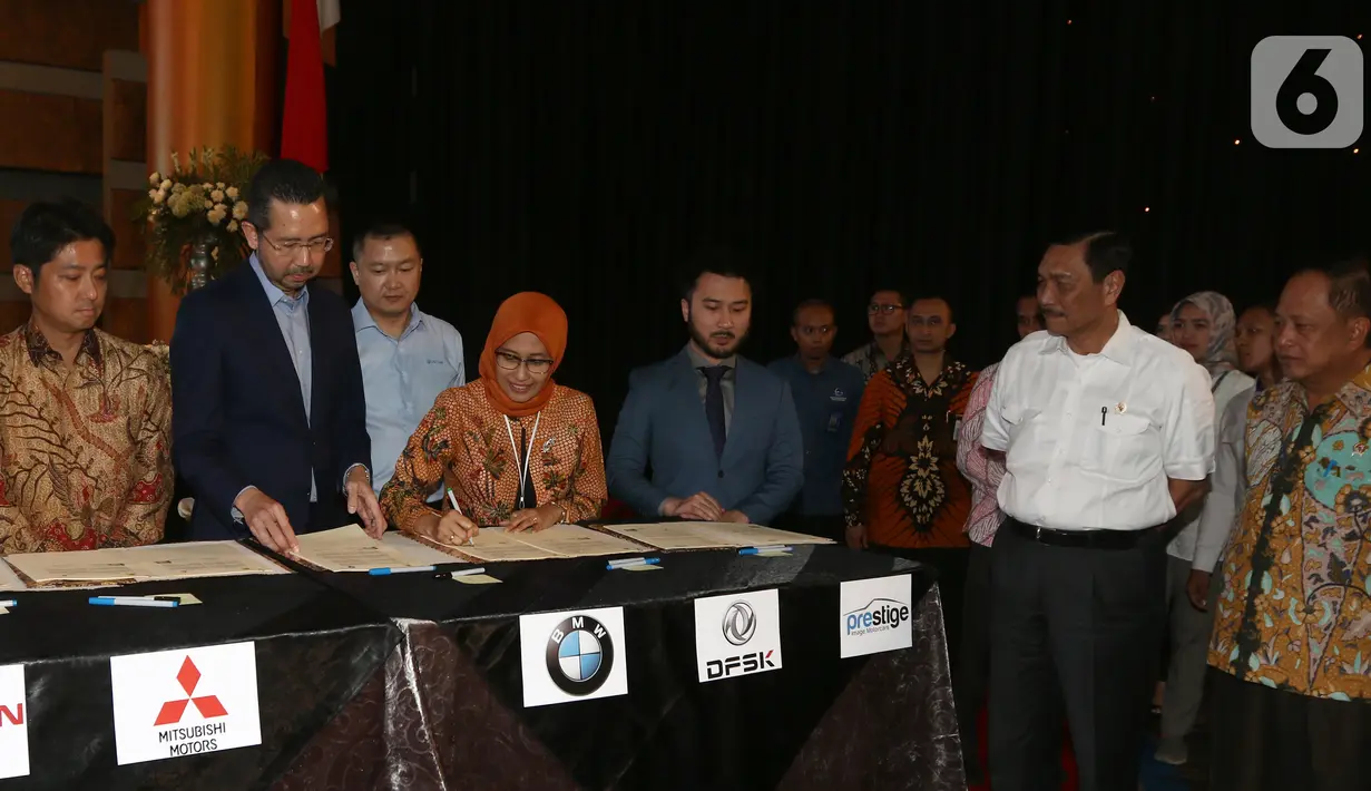 Menko Bidang Kemaritiman Luhut Binsar Panjaitan dan Menristekdikti Mohamad Nasir menyaksikan MoU terkait pengembangan Stasiun Pengisian Kendaraan Listrik Umum (SPKLU) bersama produsen dan distributor mobil listrik di Jakarta, Rabu (16/10/2019). (Liputan6.com/Fery Pradolo)