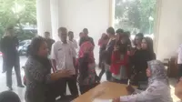 Sosialisasi PPDB Tak Jelas, Seorang Ibu Gebrak Meja Staf Anies (Delvira Hutabarat)