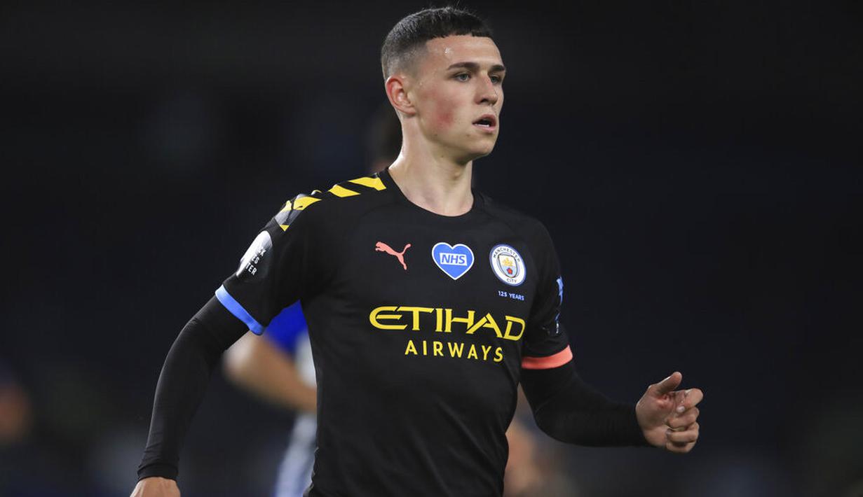 Pemain Manchester City, Phil Foden, saat melawan Brighton and Hove Albion pada laga Premier League di Stadion Falmer, Sabtu (11/7/2020). Manchester City menang 5-0. (Adam Davy/Pool via AP)