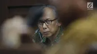 Terdakwa perkara merintangi penyidikan dugaan korupsi E-KTP, Bimanesh Sutarjo menyimak keterangan saksi saat mengikuti sidang lanjutan di Pengadilan Tipikor, Jakarta, Senin (23/4). Sidang mendengar keterangan saksi. (Liputan6.com/Helmi Fithriansyah)