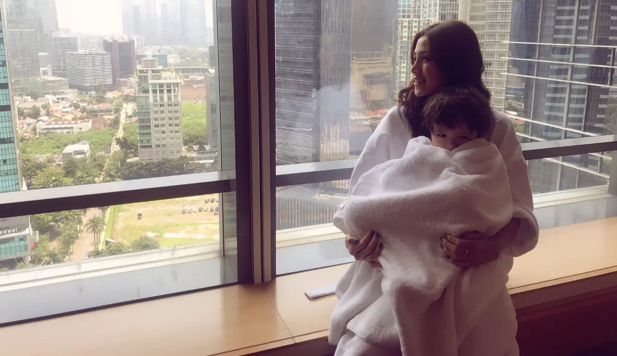 Melihat di berbagai foto di Instagramnya, Jedar dan El kerap tampil kompak. Seperti yang satu ini, keduanya hadir di sebuah acara permainan. Terlihat Jedar dan El sangat bahagia ketika tubuh dan wajahnya penuh cat warna. (Instagram/inijedar)