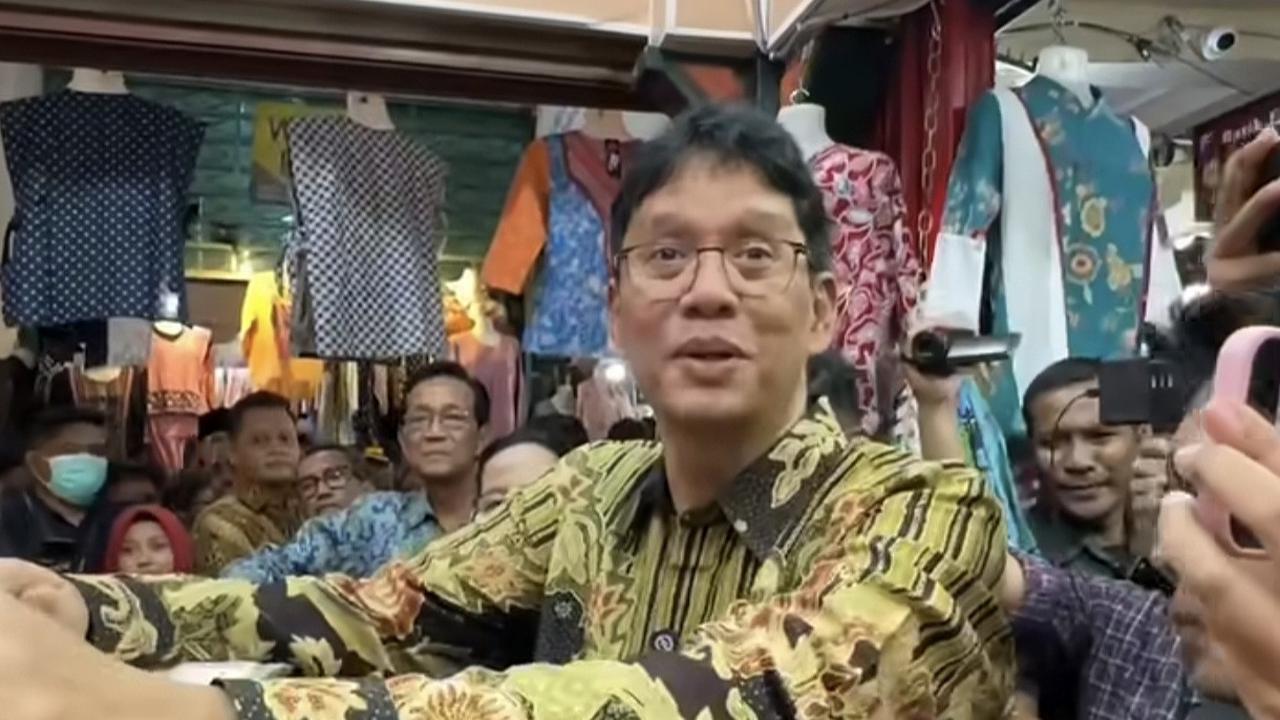 Momen Unik Purbaya Tawar Dagangan Saat Tinjau Pasar di Yogyakarta: \’Sing Sutra Piro, Larang\’