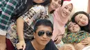 Demi terus mendampingi dan merawat pemeran sinetron Titip Rindu Buat Ayah itu, Andi rela membawa pekerjaannya ke rumah. Ia mengerjakan pekerjaan kantornya dirumah. (Instagram/irensukardi)