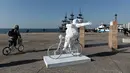 Patung karya seniman China Xu Hongfei dipamerkan di Thessaloniki, Yunani, Rabu (19/12). Patung-patung karya Xu Hongfei dipamerkan pada 17-24 Desember 2018 di Thessaloniki. (Sakis Mitrolidis/AFP)