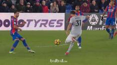 Berita video gol spektakuler Nemanja Matic saat Manchester United menang atas Crystal Palace 3-2 di Premier League 2017-2018. This video presented by BallBall.