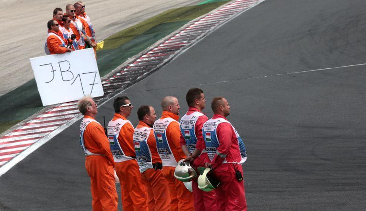 Marshal balapan membawa tulisan JB17 sebagai penghormatan kepada Jules Bianchi. (AFP PHOTO/Ferenc Isza)