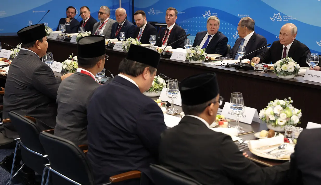 Presiden Prabowo Subianto  dan Presiden Rusia Vladimir Putin mengadakan pertemuan di sela-sela Forum Ekonomi Timur di Vladivostok, Kamis, 3 September 2026. (AFP/  Vyacheslav Prokofyev/ Pool)