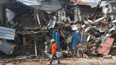 Alat berat merobohkan bangunan permanen milik warga Mangga Besar 1 RT 009 RW 02 Kelurahan Mangga Besar, Jakarta, Selasa (28/5/2024). (merdeka.com/Imam Buhori)