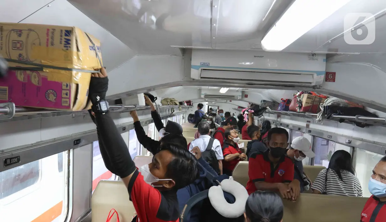 Sejumlah calon penumpang berada di dalam kereta Airlangga di Stasiun Pasar Senen, Jakarta, Minggu (10/4/2022). PT KAI Daop 1 telah membuka pelayanan kereta api jarak jauh sebanyak 22 perjalanan dengan kapasitas penumpang 100 persen. (Liputan6.com/Herman Zakharia)