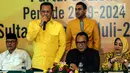 Sejumlah politisi Partai Golkar, yakni Ali Yahya (kiri), Bambang Soesatyo (kedua kiri) dan Ulla Nuchrawatty (kanan) saat mendeklarasikan  diri maju sebagai calon ketua umum Partai Golkar periode 2019-2024 saat konferensi pers di Jakarta, Kamis (18/7/2019). (Liputan6.com/Herman Zakharia)