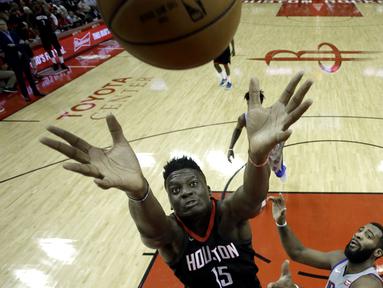 Pemain Houston Rockets, Clint Capela (15) berusaha merebut bola dari jangkauan pemain Detroit Pistons, Andre Drummond pada laga NBA basketball game, di Toyota Center, Houston, (22/3/2018). Rockets menang 100-96. (AP/David J. Phillip)