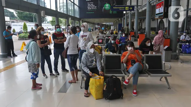 Suasana Stasiun Pasar Senen di Pekan Pertama Ramadhan