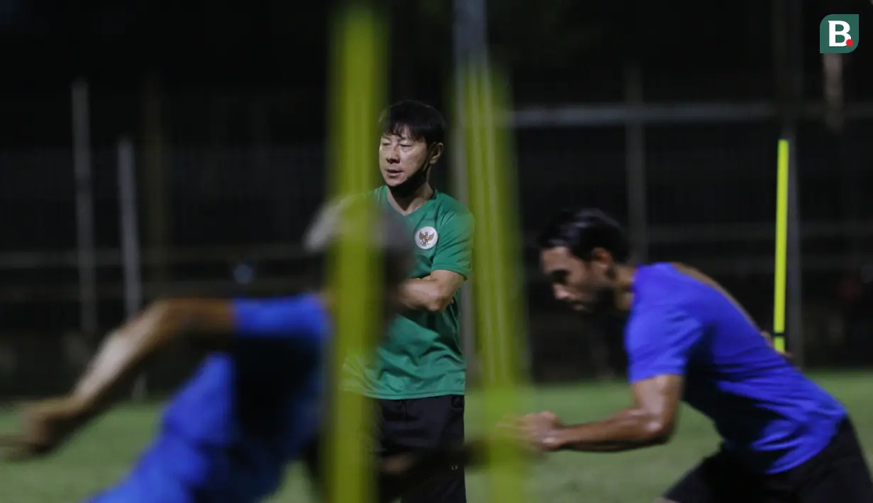 Pelatih Timnas Indonesia, Shin Tae-yong, mengamati anak asuhnya saat sesi latihan di Lapangan B Senayan, Jakarta, Selasa (9/11/2021). (Bola.com/M Iqbal Ichsan)