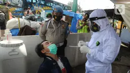 Petugas kesehatan bersipa melakukan rapid tes antigen di kawasan Pasar Cisarua, Bogor, Jumat (12/2/2021). Tes cepat antigen oleh petugas gabungan Satgas Covid-19 itu dilakukan secara acak untuk antisipasi penyebaran COVID-19 dari wisatawan di kawasan Puncak Bogor. (merdeka.com/Arie Basuki)