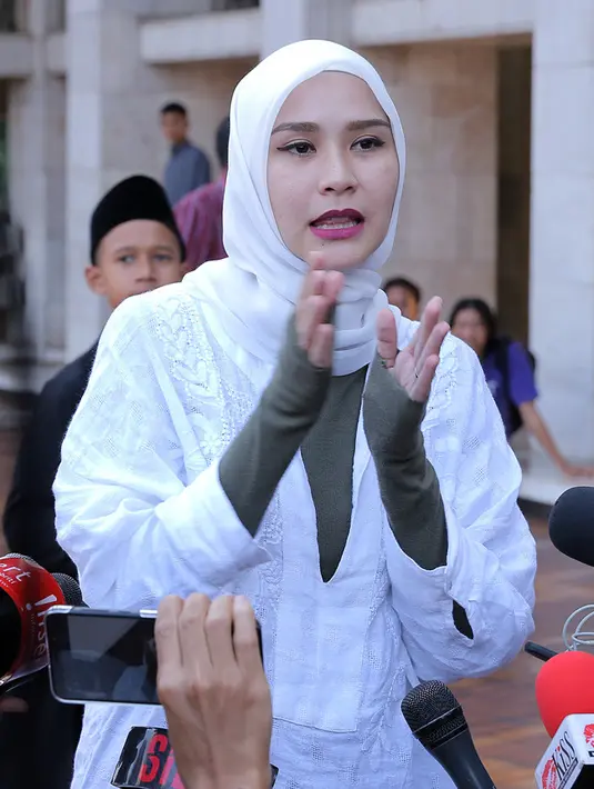 Menjelang buka puasa, ibu empat orang anak itu menghatamkan Alquran bersama 500 orang jamaah. Waktu satu jam digunakan untuk membaca sampai selesai kitab suci umat Islam tersebut. (Deki Prayoga/Bintang.com)